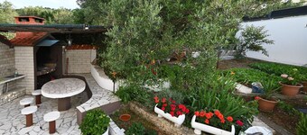 Apartments Mihovilovic - 50 m From Beach