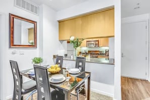 Full-sized fridge, microwave, oven, stovetop
