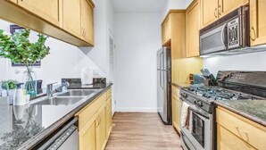 Unclassified image, 3 of 8, button - OneLux 1Br Walk to 3rd St Pier & Beach (Santa Monica)