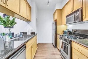 Full-size fridge, microwave, oven, stovetop - OneLux 1Br Walk to 3rd St Pier & Beach (Santa Monica)