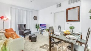 Unclassified image, 4 of 8, button - OneLux 1Br Walk to 3rd St Pier & Beach (Santa Monica)