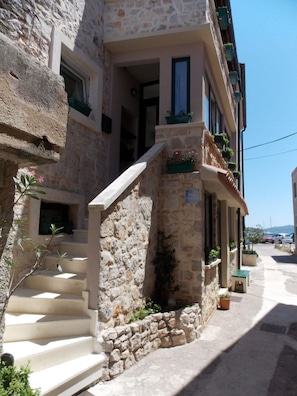 Apartment (Vale - central & 20m to the sea - A1() | Exterior