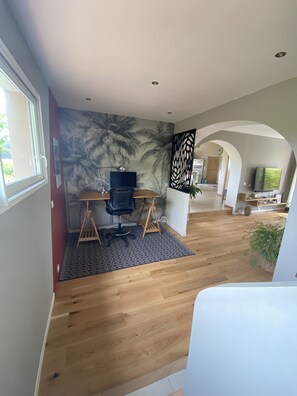 Interior - Villa Spacieuse, 3 Chambres, Jardin et Piscine (Puilacher)