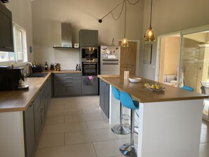 Fridge, microwave, oven, stovetop - Villa Spacieuse, 3 Chambres, Jardin et Piscine (Puilacher)