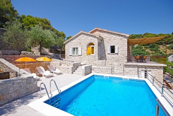 Una piscina al aire libre