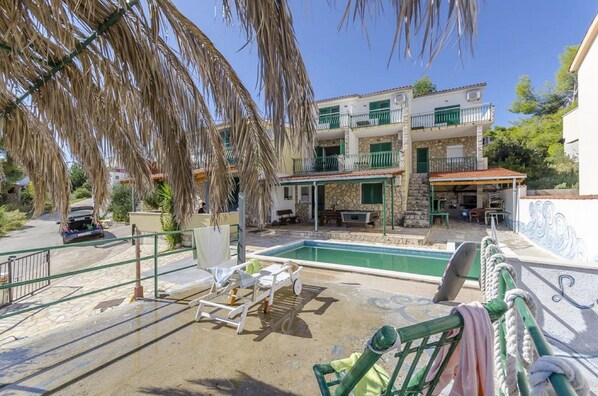 حمّام سباحة خارجي