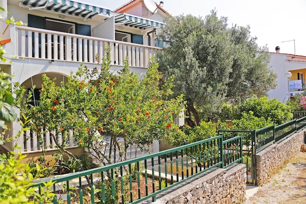 المنطقة المحيطة بالمنشأة