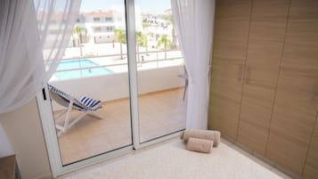 3 bedrooms, iron/ironing board, internet, bed sheets