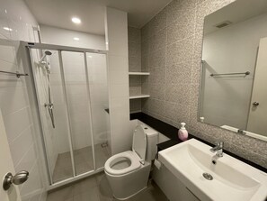 Dusche, Haartrockner, Handtücher, Seife