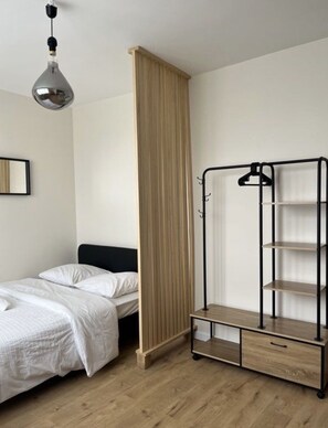 1 slaapkamer, een strijkplank/strijkijzer, wifi, beddengoed