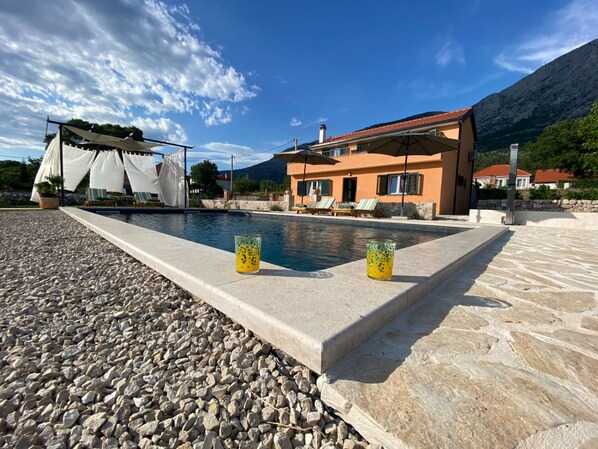 Una piscina al aire libre