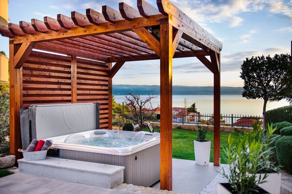 Bồn tắm spa ngoài trời