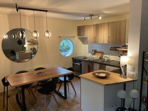 Een koelkast, een microgolfoven, een oven, een kookplaat