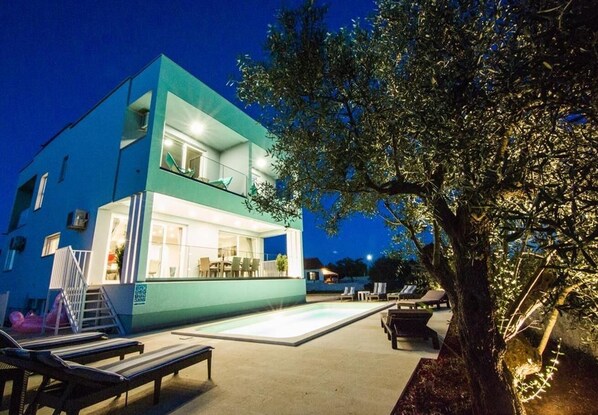 Una piscina al aire libre