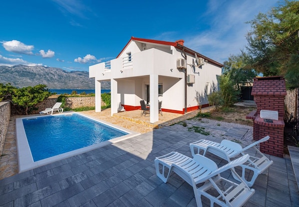 Una piscina al aire libre