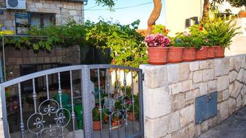 المنطقة المحيطة بالمنشأة