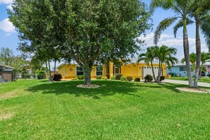 Property grounds - Villa Michelle/Isabella    Low rates and the owner is Paying the Cleaning Fee! (Cape Coral)