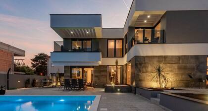 Ren-lux With Heated Pool - H