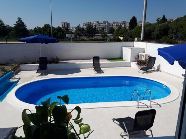 Una piscina al aire libre