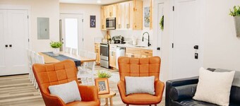 Creekside Cabin Juniper-stay with views near Lava