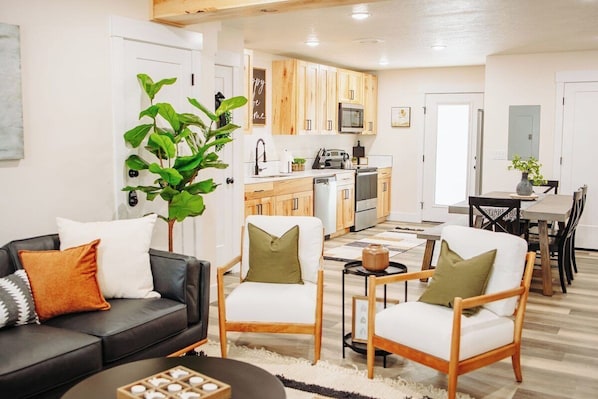 TV, offices - Creekside Cabins- Large Property for Reunions (McCammon)