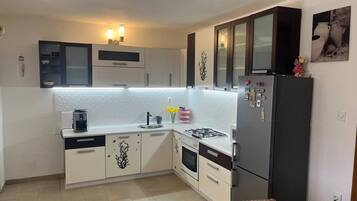 Nhà (Edi - with pool - H(4)) | Bếp riêng