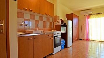 Apartment (Mari - 30m from the sea - A2(3+1)) | Private kitchen
