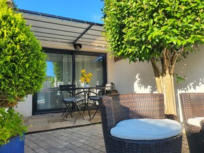 Outdoor dining - Lodge Berik - Loft pour 2 avec piscine (Comps)