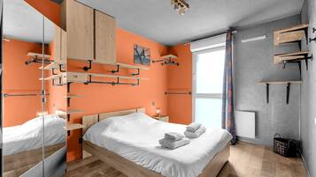 2 bedrooms, iron/ironing board, free WiFi, bed sheets