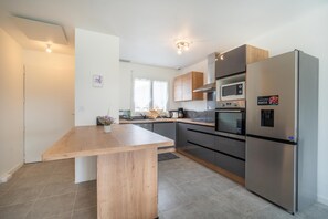 Kühlschrank, Mikrowelle, Ofen, Geschirrspüler