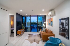 2 habitaciones, escritorio, tabla de planchar con plancha y wifi gratis