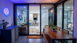 Un interior moderno con comedor, cocina y sala de estar.