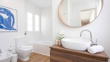 Een douche, een haardroger, handdoeken