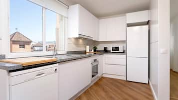 Een koelkast, een microgolfoven, een oven, een vaatwasser