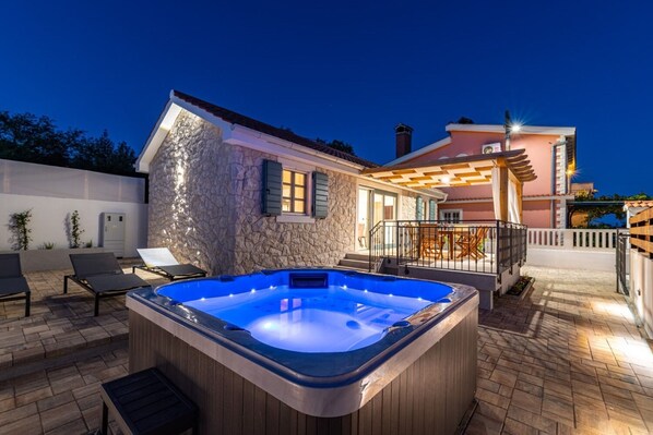 Outdoor spa tub