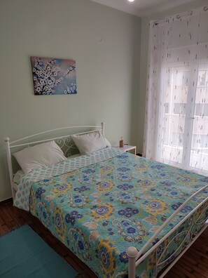 2 bedrooms, iron/ironing board, WiFi, bed sheets