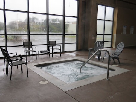 Indoor spa tub