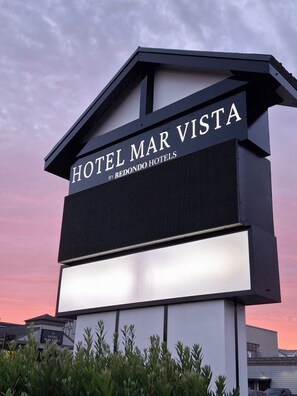 A modern hotel sign for Hotel Mar Vista by Redondo Hotels. - Hotel Mar Vista (Ocean Shores)