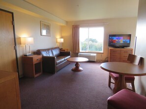 Blackout curtains, iron/ironing board, free WiFi, bed sheets - Hotel Mar Vista (Ocean Shores)