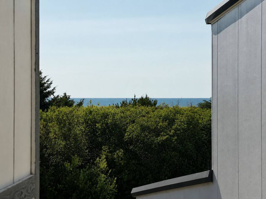 Chambre, 1 très grand lit et 1 canapé-lit, accessible aux personnes à mobilité réduite | Vue sur la plage/l’océan