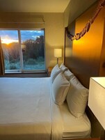 Cortinas blackout, tabla de planchar con plancha y wifi gratis 