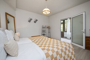 2 chambres, fer et planche à repasser, lit de bébé portatif