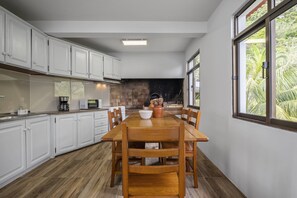Kühlschrank, Mikrowelle, Ofen, Wasserkocher mit Kaffee-/Teezubehör