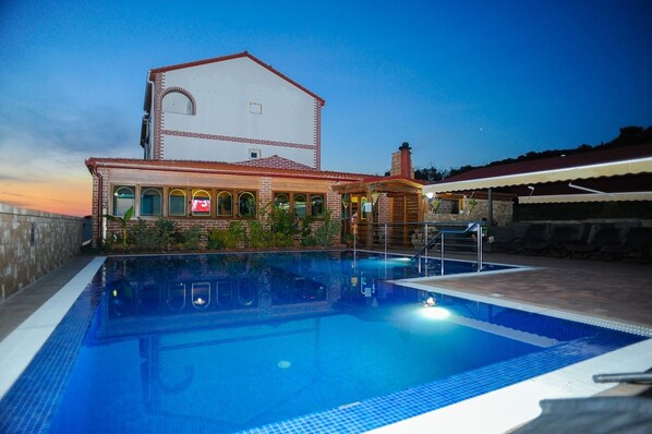 Una piscina al aire libre