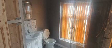 Serviettes fournies, savon, shampooing, papier de toilette