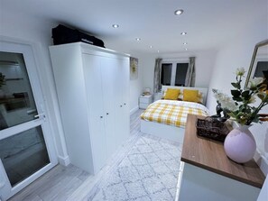 2 slaapkamers, een strijkplank/strijkijzer, reisbedje, wifi
