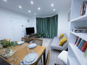 Interior - (ZONE 2) CONTEMPORARY 2 BED FLAT HEART OF LEWISHAM - 5 MINS FROM STATION! (London)