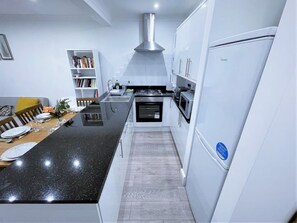 Fridge, microwave, toaster, high chair - (ZONE 2) CONTEMPORARY 2 BED FLAT HEART OF LEWISHAM - 5 MINS FROM STATION! (London)