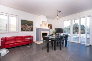 House (Lili-with pool near the sea - H(10)) | Living room | TV