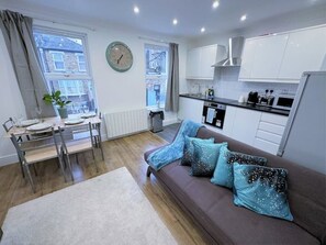 Smart TV - (ZONE 2) STYLISH 2 BED FLAT IN HEART OF LEWISHAM - 5 MINS FROM STATION! (London)